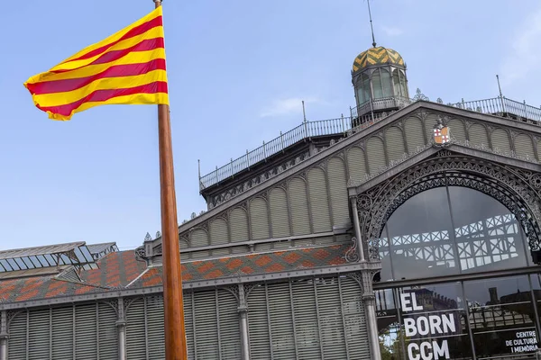 Fachada exterior e bandeira catalã, entrada do Centro Cultural e Memorial El Born, espaço cultural, alojado num edifício que antigamente era o mercado El Born. Barcelona . — Fotografia de Stock