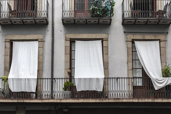 Edificio fachada detalle balcones con cortinas blancas en el barrio de El Born de Barcelona . — Foto de Stock