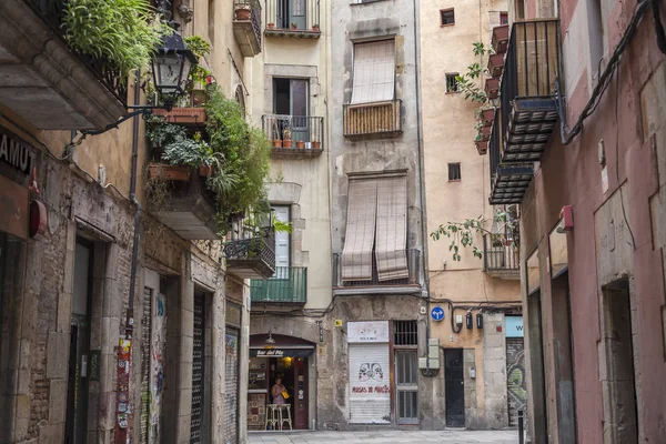 Antigua calle y edificios en el centro histórico, ciutat vella, barrio de La Ribera de Barcelona . —  Fotos de Stock