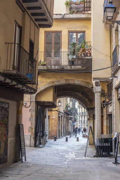 Θέα στο αρχαίο δρόμο στο ιστορικό κέντρο, Ciutat Vella, Βαρκελώνη — Φωτογραφία Αρχείου