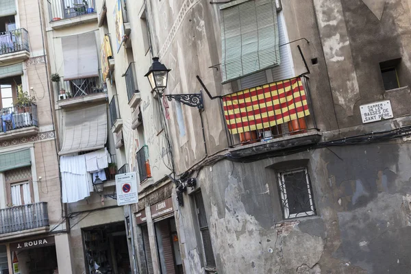 Détail vieilles maisons de façade dans le quartier de Ciutat Vella, centre historique de Barcelone . — Photo