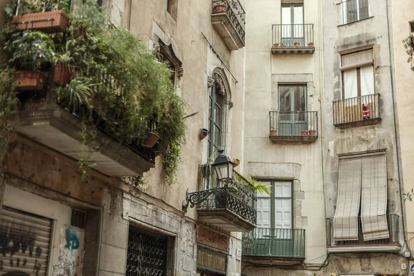 Detalle antiguas casas de fachada en el barrio de Ciutat Vella, centro histórico de Barcelona . —  Fotos de Stock