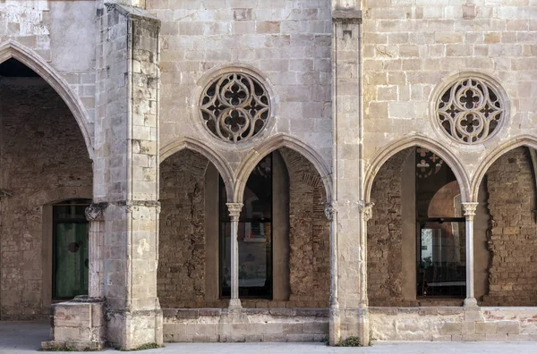 Oude kloostergevel, Antiek klooster van Sant Agusti, Barcelona. — Stockfoto