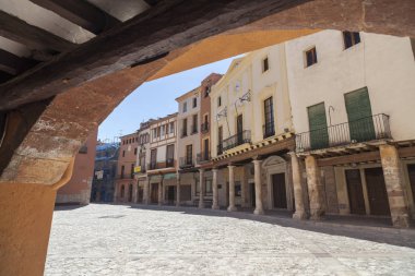 Sokak görüntülemek, kare, Plaza Nova, Alcover, il Tarragona, Katalonya, İspanya.