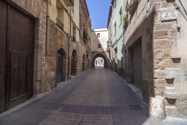 Ancient street, village view in Alcover, province Tarragona, Catalonia, Espanha . — Fotografia de Stock