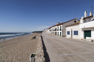Akdeniz plajı, deniz gezinti güvertesi, Les botigues de mar, Altafulla, Costa Daurada, Tarragona, Katalonya.