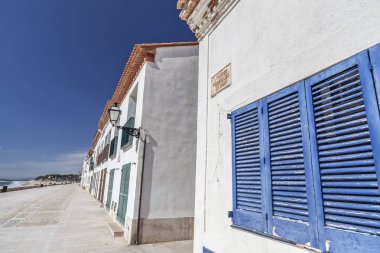 Akdeniz plajı, deniz gezinti güvertesi, Les botigues de mar, Altafulla, Costa Daurada, Tarragona, Katalonya.