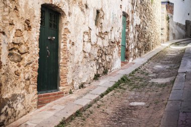 Eski sokak görünümü'nde Dalt la Vila, Badalona tarihi merkezi, il Barcelona, İspanya.