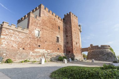 Castelldefels Castle, detay kapı ve taş merdiven, il Barcelona, İspanya.