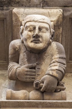 Antik corbel, Belediye Binası, balkon altında yer alan karakterler Ortaçağ dönemi, Cervera, il Lleida, İspanya farklı yönlerini temsil.