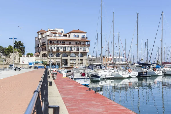 Porto marina da aldeia catalã de Arenys de Mar, região de Maresme, província de Barcelona, Catalunha . — Fotografia de Stock