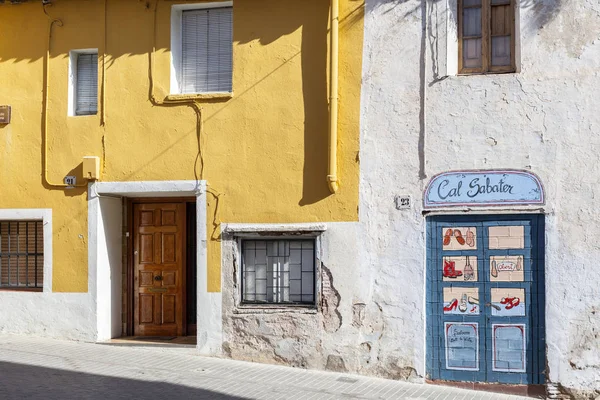 Antigua vista de la calle en Dalt la Vila, edificio fachada de colores, centro histórico de Badalona, provincia Barcelona, Cataluña . — Foto de Stock