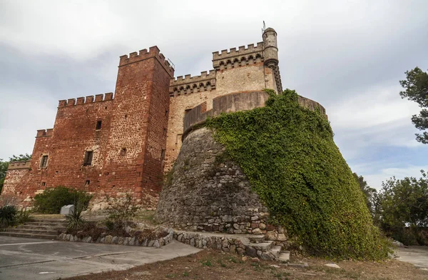 Castelo de Castelldefels, porta de detalhe e escadas de pedra, província de Barcelona, Catalunha . — Fotografia de Stock