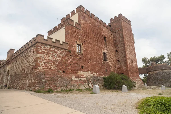 Castillo, antigua entrada y murallas, Castelldefels, provincia Barcelona, Cataluña . — Foto de Stock