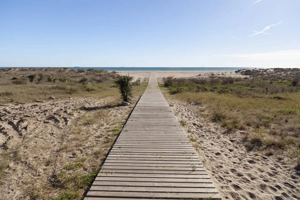 Дерев'яні boardwalk на пляж Кастельдефельс — стокове фото