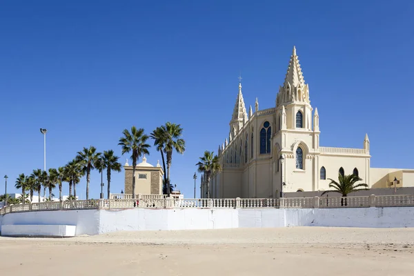 Playa y Santuario de Nuestra Señora de la Regla, paseo marítimo de Chipiona, Andalucía . — Foto de Stock