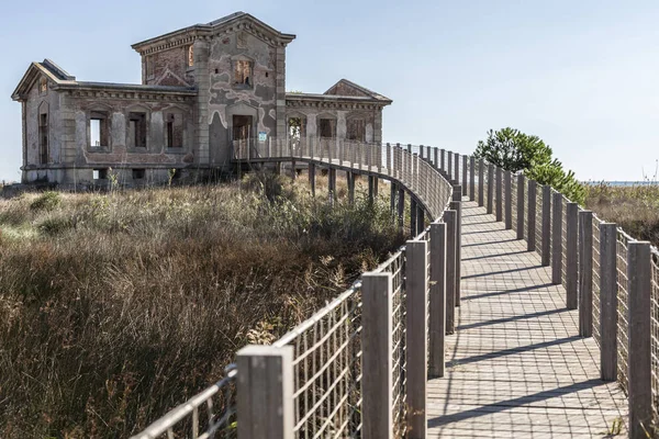 Historic building, El Semafor. Before regulating the maritime transit, currently as a bridwatcher,Llobregat Delta, El Prat de Llobregat, province Barcelona, Catalonia. — Stock Photo, Image