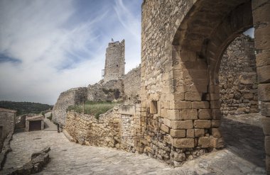 Guimera, İspanya-Mayıs 7,2015: Antik duvarlar, kemer giriş ve eski kalıntılar kale kule, ortaçağ köyü, Guimera, il Lleida, Catalonia, İspanya.