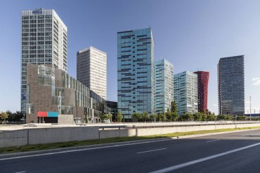 Hospitalet De Llobergat, İspanya-Ağustos 17,2014: Modern binalar, ekonomik merkezi kare, Plaza Europa, Hospitalet de Llobregat, il Barcelona, İspanya.
