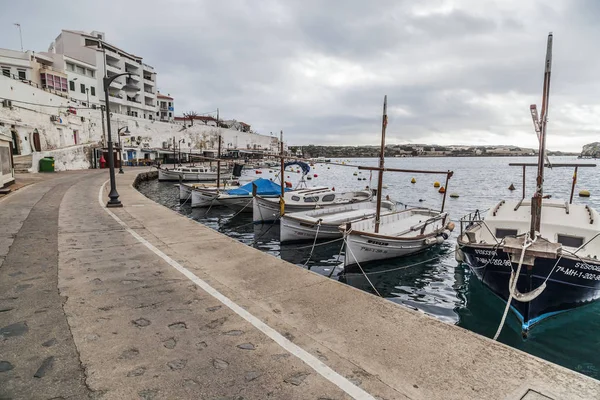 ES CASTELL, ESPAÑA-ABRIL 5,2013: Vista del puerto del pueblo mediterráneo de Es Castell, isla de Menorca, Islas Baleares, España . — Foto de Stock