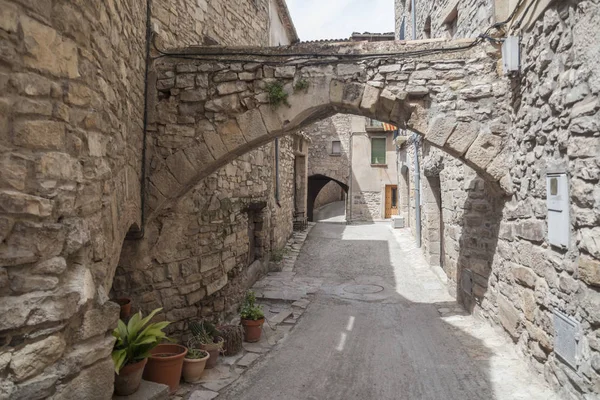 GUIMERA, SPAGNA-MAGGIO 7,2015: Vecchia strada nel borgo medievale di Guimera, provincia di Lleida, Catalogna, Spagna . — Foto Stock