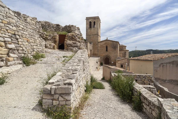 GUIMERA, SPAGNA-MAGGIO 7,2015: Villaggio vista strada, antichi edifici e chiesa, borgo medievale di Guimera, Provincia Lleida, Catalogna, Spagna . — Foto Stock