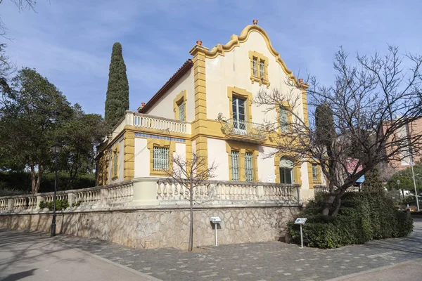 HOSPITALET DE LLOBREGAT, ESPANHA-JANEIRO 29,2015: Parque público e jardins, edifícios clássicos, Parc Can Buxeres ou Boixeres, Hospitalet de Llobregat, província de Barcelona, Catalunha . — Fotografia de Stock