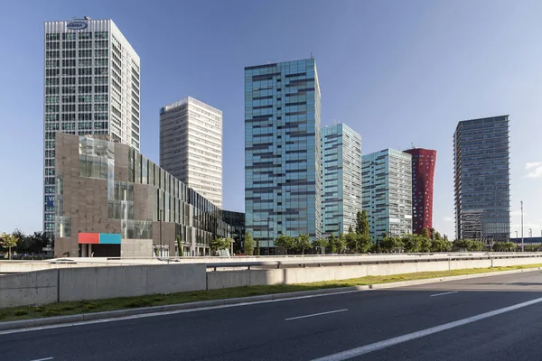 Hospitalet De Llobergat, Spanje-augustus 17,2014: Moderne gebouwen, economisch centrum plein, Plaza de Europa, Hospitalet de Llobregat, provincie Barcelona, Catalonië. — Stockfoto