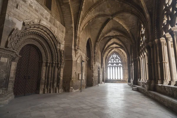 LLEIDA, ESPAÑA-JUNIO 7,2016: Catedral Vieja, claustro interior, Catedral de Santa Maria de la Seu Vella, estilo gótico, monumento icónico en la ciudad de Lleida, Cataluña . — Foto de Stock