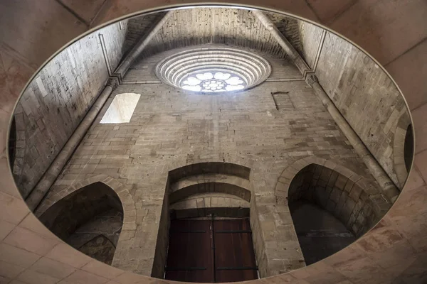 LLEIDA, SPAGNA-GIUGNO 7,2016: Vecchia Cattedrale, interno, riflessione murale in grande specchio, Catedral de Santa Maria de la Seu Vella, stile gotico, monumento iconico nella città di Lleida, Catalogna . — Foto Stock