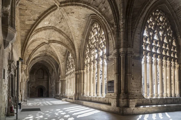 Lleida, spanien-juni 7,2016: alte kathedrale, interner kreuzgang, catedral de santa maria de la seu vella, gothischer stil, ikonisches denkmal in der stadt lleida, katalonien. — Stockfoto