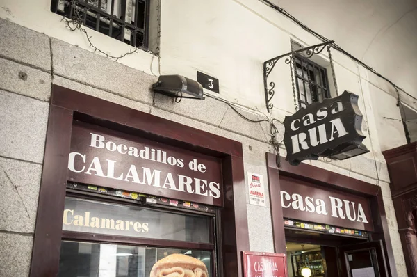 MADRID, ESPAÑA-JULIO 25,2015: Bar restaurante, Casa Rua, bocadillos típicos de calamares, sándwich de calamar, fachada exterior, Madrid . —  Fotos de Stock