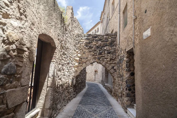 Narrow street in Jewish quarter, historic center of medieval village of Montblanc, province Tarragona, Catalonia. — Stock Photo, Image