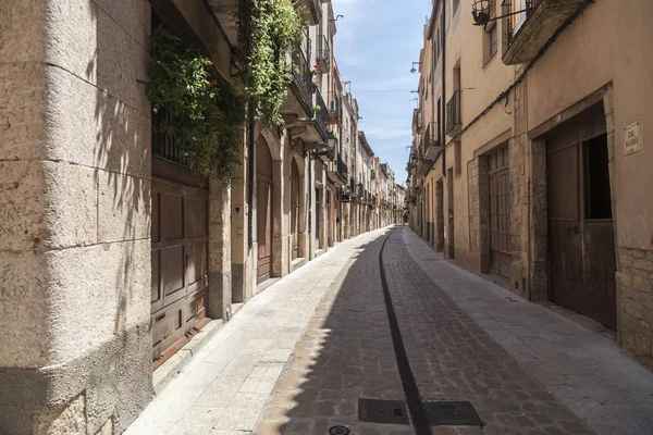 Calle vista, centro histórico del pueblo medieval de Montblanc, provincia Tarragona, Cataluña . — Foto de Stock