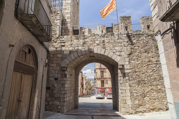 Calle vista, antiguas murallas en el centro histórico del pueblo medieval de Montblanc, provincia Tarragona, Cataluña . — Foto de Stock
