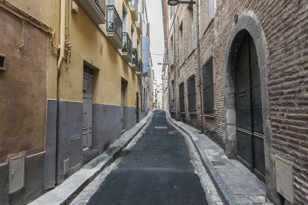 Calle estrecha en el centro histórico de Perpiñán . — Foto de Stock