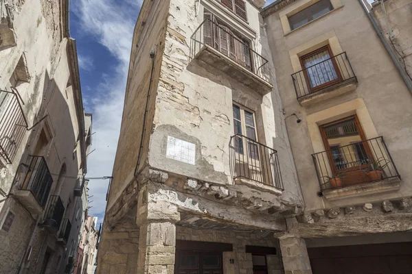Calle vista, antiguas casas fachada en pueblo medieval de Santa Coloma de Queralt, provincia Tarragona, Cataluña . — Foto de Stock