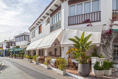 Bina ve restoranlarda Aiguadolc Sitges bağlantı noktası, il Barcelona, Katalonya, İspanya.