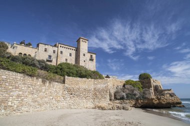 Tamarit Kalesi, Akdeniz beach, il Tarragona, Costa Daurada, İspanya.