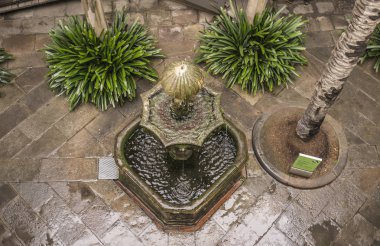 Barcelona, İspanya-Mayıs 26,2014: Antik veranda ve Çeşme, house, katedral, Gotik Mahallesi, Barcelona yakın casa ardiaca.