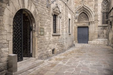 Barcelona, İspanya-Kasım 2,2015: Eski ev ve Binalar, Gotik Mahallesi, ev, casa dels canonges ve katedral kapı görünümü, Barcelona.