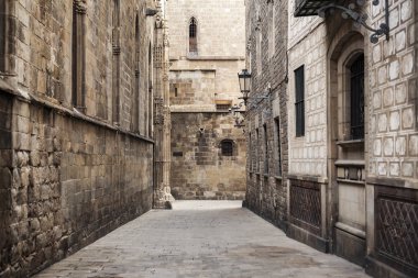 Barcelona, İspanya-Ağustos 31, 2015: Antik ve Ortaçağ Caddesi katedral, Gotik Mahallesi, Barcelona yakın.