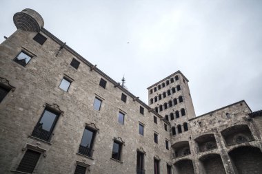 Barcelona, İspanya-Şubat 22,2013: Palace, Palau del Lloctinent ve Mirador del Rei Marti, Plaza del Rei, Gotik Mahallesi, kare, eski binalar, tarihi merkezinin turistik nokta.