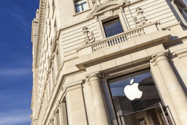 Barcelona, İspanya-Aralık 30,2015: Elma stok içinde anıtsal yapı Banco Espanol de Credito ni Catalunya Meydanı, Barcelona.