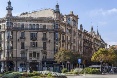 Barcelona, İspanya-Kasım 8,2015: Sokak görünümü ve modernist binaların Gran Via Rambla Catalunya, Barselona Eixample bölgesinde.