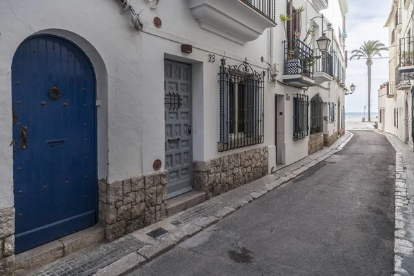 Rua na aldeia catalã de Sitges, província de Barcelona, Catalunha, Espanha . — Fotografia de Stock