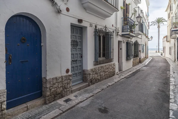 Calle en pueblo catalán de Sitges, provincia Barcelona, Cataluña, España . —  Fotos de Stock