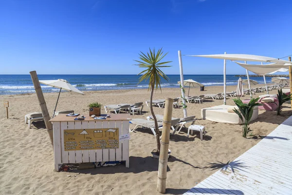Playa mediterránea, Muebles de playa, Sitges, provincia Barcelona, Cataluña —  Fotos de Stock