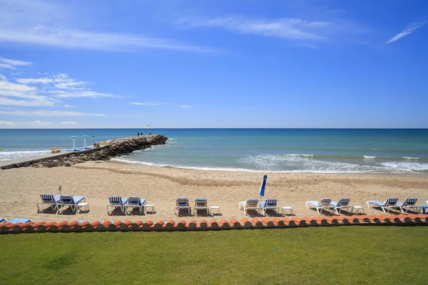 Plage méditerranéenne, mobilier de plage, rangée de chaises longues, Sitges, province Barcelone, Catalogne — Photo