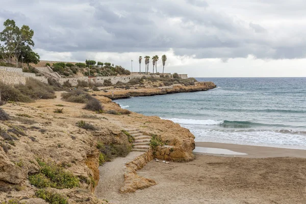 Playa mediterránea, día de otoño, Playa milagrosa en Tarragona, Costa Daurada, Cataluña, España . — Foto de Stock